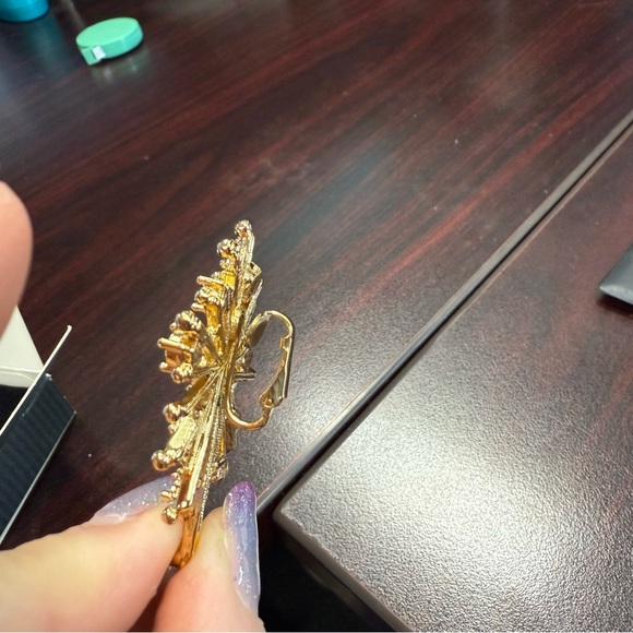 Avon “Rhinestine Spray” Goldtone clip Earrings with Crystal Accents NIB 1992 - Picture 4 of 6